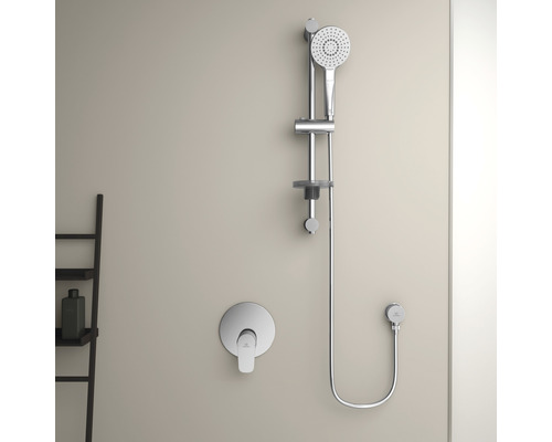 Duscharmatur mit Handbrause und Brausestange an der Wand