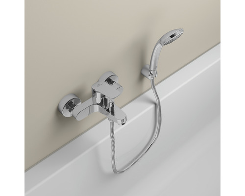 Robinet de baignoire apparent avec douchette à main monté sur le bord de la baignoire