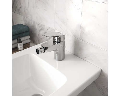 Bidetarmatur auf einem weißen Waschbecken im Badezimmer