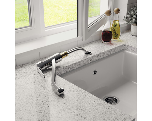 Évier de cuisine avec robinet sur plan de travail