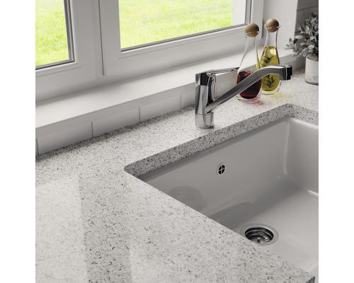 Scène de cuisine avec évier, robinet et plan de travail