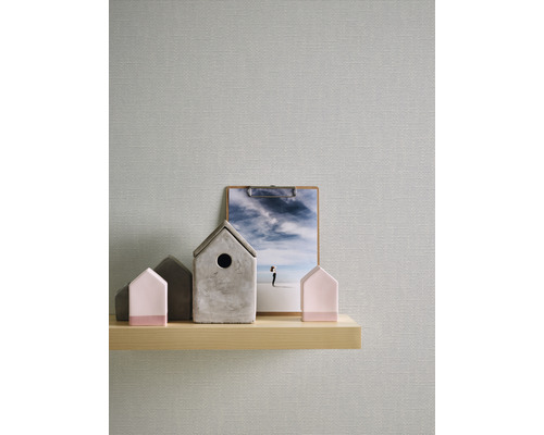 Dekorative Wand mit hellem Hintergrund, Regal, Hausornamente und Bild