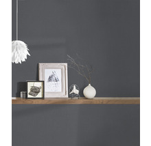 Graue Wand mit Dekorationselementen auf einem Regal