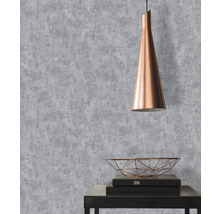 Tapete mit abstraktem Muster, kombiniert mit Pendelleuchte und dekorativer Schale auf einem Tisch