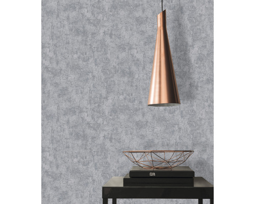 Tapete mit abstraktem Muster, kombiniert mit Pendelleuchte und dekorativer Schale auf einem Tisch