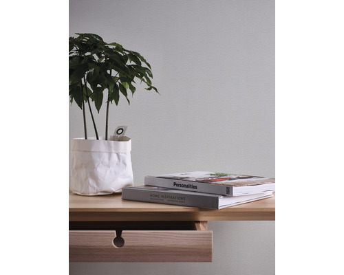 Dekorative Szene mit Zimmerpflanze, Büchern und Holzkonsole