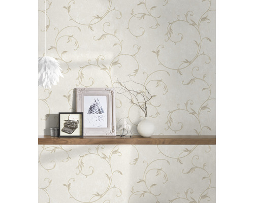 Mur clair avec papier peint à motifs floraux et décoration sur étagère en bois