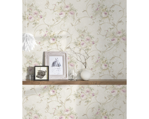 Papier peint beige avec motif floral de roses dans un salon