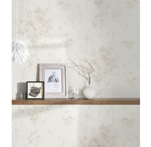 Intérieur avec papier peint à fleurs, décoré de photos, d''un vase et d''un ventilateur sur une étagère en bois.