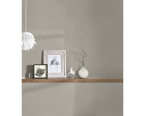 Helle Tapete mit Regal, Dekorationen und Lampe im Interieur