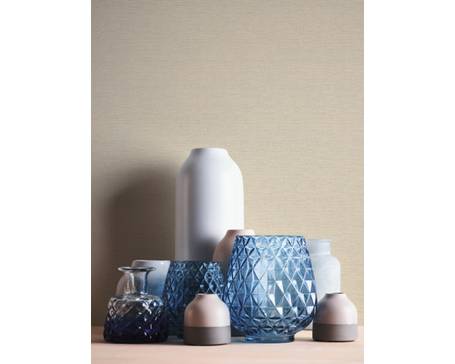 Arrangement de vases de différentes formes et matières