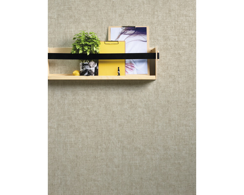 Regal mit Pflanze, Klemmbrett und Notizblock an der Wand