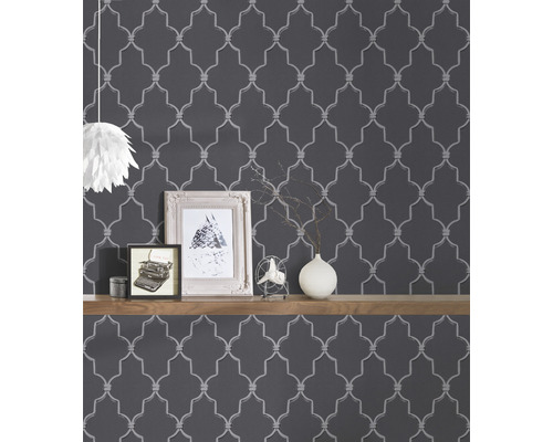 Papier peint à motifs avec des objets de décoration sur une étagère