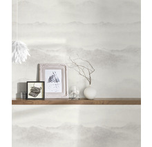 Wandgestaltung mit Tapete und Dekoration auf einem Regal