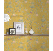 Gemusterte Tapete mit Früchten und Pflanzen auf einer Wand mit Holzregal und Dekoration