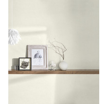 Wohnraum mit einem Regal, Bildern und einer Lampe