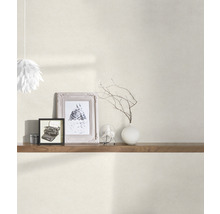 Aménagement mural avec étagère, décoration et éclairage pour une ambiance chaleureuse