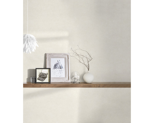 Aménagement mural avec étagère, décoration et éclairage pour une ambiance chaleureuse