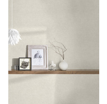 Vue d''une pièce avec papier peint textile et décoration sur une étagère en bois