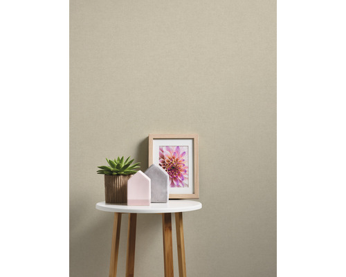 Wandgestaltung mit Dekorationen auf einem Tisch