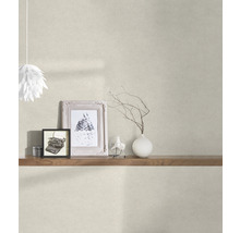 Dekoratives Zimmer mit strukturierten Tapeten, Holzregal, Bildern und dekorativen Elementen.