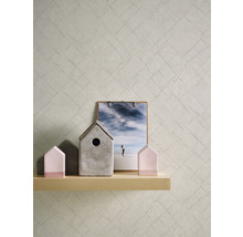 Gemusterte Tapete mit dekorativen Elementen auf einem Regal