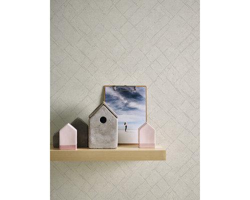 Gemusterte Tapete mit dekorativen Elementen auf einem Regal