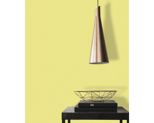 Suspension au-dessus d''une table avec un bol et des livres