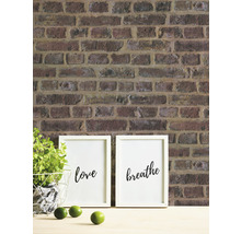 Mur de briques avec décoration, y compris des photos avec le texte Love and Breathe