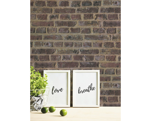 Mur de briques avec décoration, y compris des photos avec le texte Love and Breathe