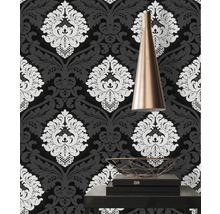 Tapete mit floralem Muster und einer Hängelampe in einem Raum.