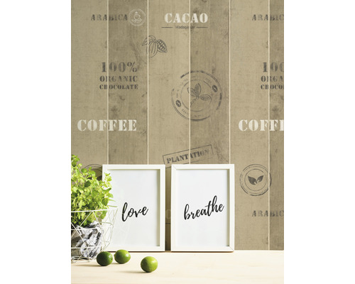 Dekorative Fototapete mit Schriftzügen und Naturmotiven hinter zwei gerahmten Bildern mit den Aufschriften Liebe und Atmen