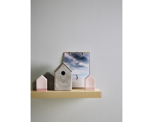 Dekorative Häuser und ein Bild auf einem Holzregal