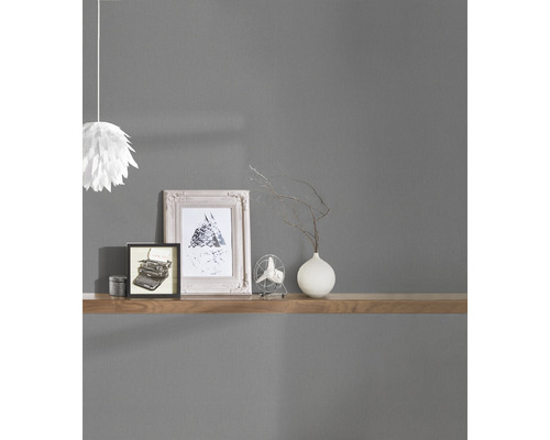 Dekoratives Zimmer mit Wandregal, Bildern, Ventilator und Papierlampe