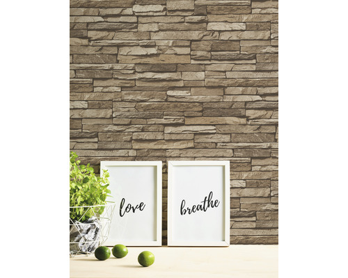 Wandgestaltung mit Steinoptik Tapete, gerahmten Schriftzügen und Dekoration