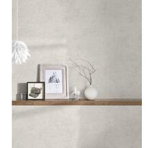 Wohnraum mit gemusterter Tapete, Holzregal und Dekorationsgegenständen