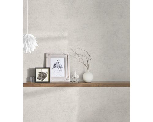 Wohnraum mit gemusterter Tapete, Holzregal und Dekorationsgegenständen