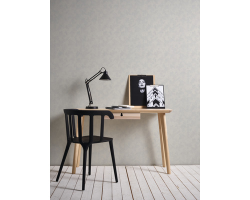 Helles Arbeitszimmer mit Schreibtisch, Lampe, Stuhl und Dekoration