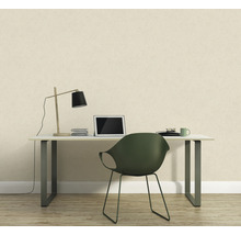 Arbeitszimmer mit Schreibtisch, Stuhl und Lampe vor einer Tapete