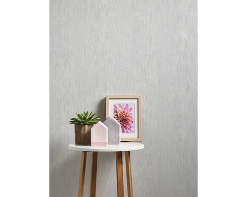 Gros plan d''un papier peint intissé blanc avec une structure verticale sur un mur