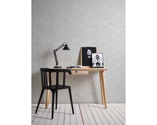 Coin bureau avec papier peint à motifs gris, bureau en bois, chaise noire et lampe de bureau
