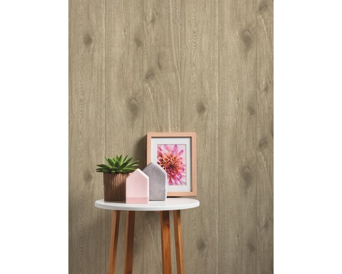 Nahaufnahme von Laminat mit Holzstruktur hinter einem Tisch mit Dekoration