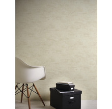 Scène d''intérieur avec un papier peint texturé, une chaise blanche et des boîtes de rangement noires