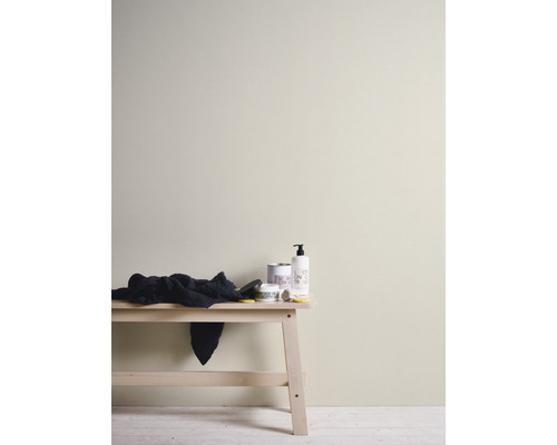 Mur peint avec de la peinture, banc avec accessoires