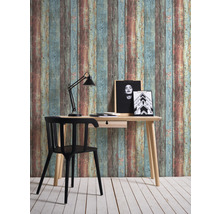 Scène de bureau avec bureau, chaise, lampe et papier peint à lambris en bois