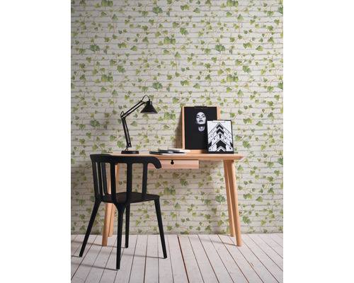 Pièce avec bureau, chaise, lampe et papier peint à motifs de briques et de lierre