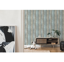 Wohnraum mit Holzwandtapete, Sideboard und Dekoration