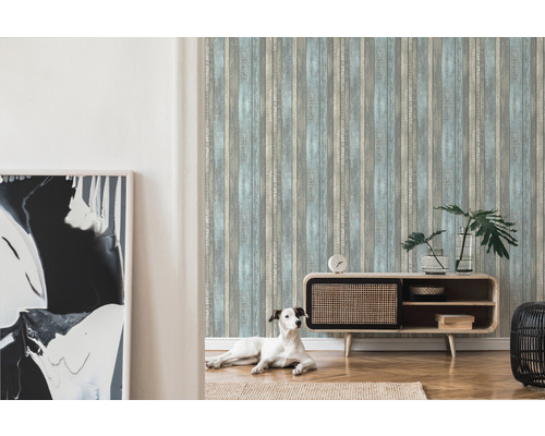 Wohnraum mit Holzwandtapete, Sideboard und Dekoration