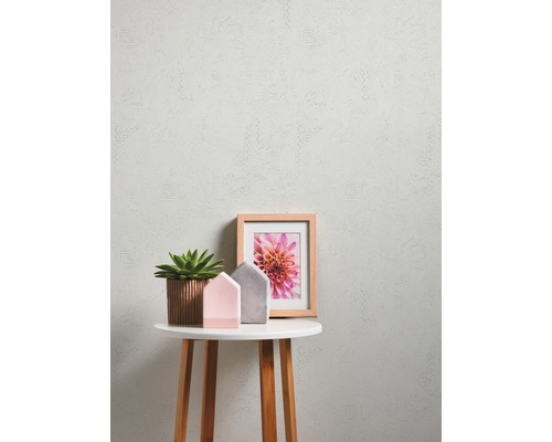 Nature morte décorative avec table, cadre photo, plante grasse et papier peint à motifs
