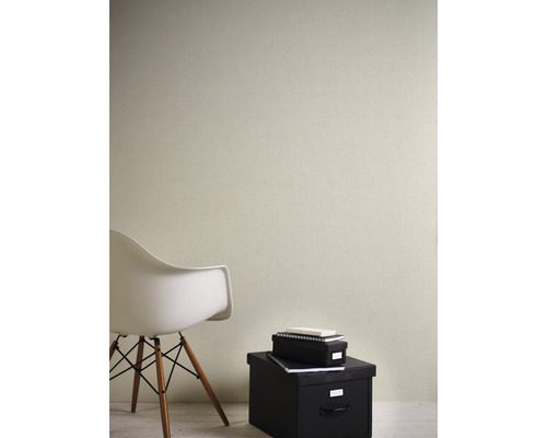 Vue intérieure avec papier peint structuré sur le mur, complétée par une chaise et des boîtes de rangement